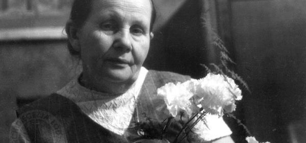 Stanisława Leszczyńska Auschwitx midwife with flowers